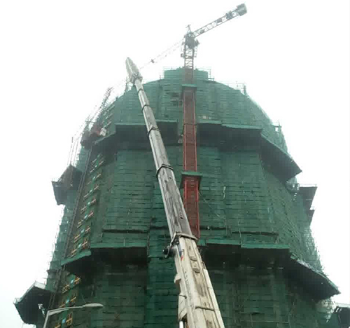 宿城吊车在工地上作业